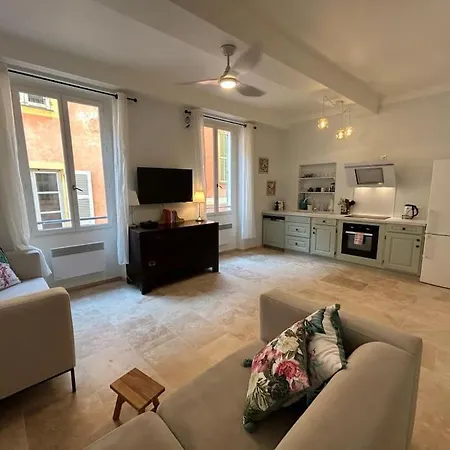 Rossetti Rosa Vieux 2 Bed Apartment *